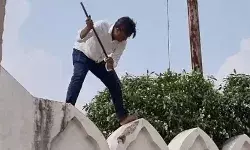 मैरिज हॉल पर बुलडोजर चलते हुए देखकर लोग खुद तोड़ने लगे मस्जिद मैरिज हॉल पर बुलडोजर चलते हुए देखकर लोग खुद तोड़ने लगे मस्जिद