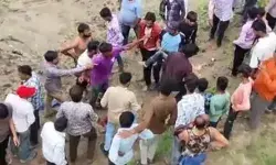 देवी प्रतिमा विसर्जन के दौरान हादसा- नदी में गिरी ट्रैक्टर ट्रॉली-कई.. देवी प्रतिमा विसर्जन के दौरान हादसा- नदी में गिरी ट्रैक्टर ट्रॉली-कई..