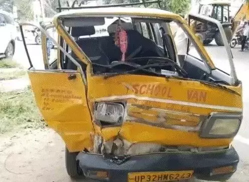तेज रफ्तार फॉर्च्यूनर ने स्कूल वैन में मारी टक्कर-कालेज की दो छात्राएं