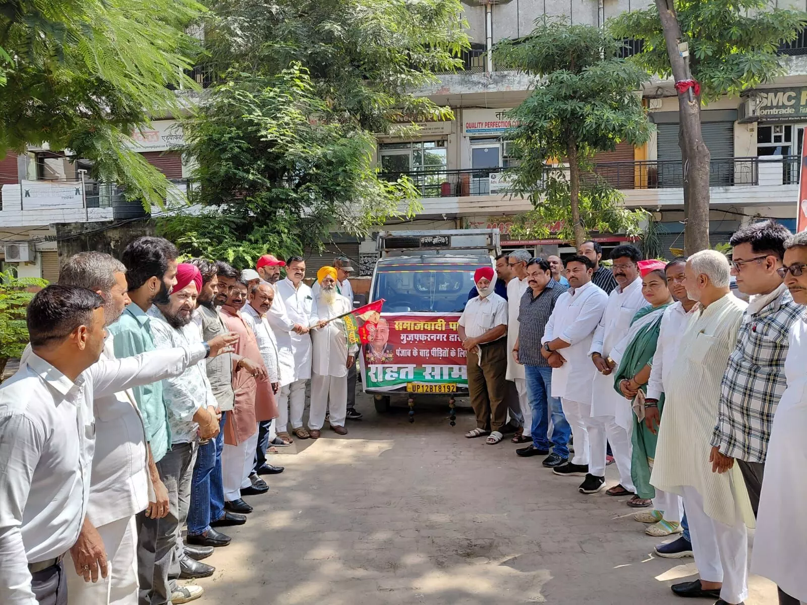 अखिलेश की प्रेरणा से सपाईयों ने बाढ़ पीड़ितों को भेजी राहत सामग्री
