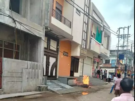 खाना बनाते समय लगी गैस सिलेंडर में आग- देखते ही देखते बुरी तरह भड़की..