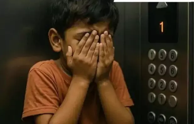 तीसरी और चौथी मंजिल के बीच फंसी लिफ्ट में 12 साल के लड़के की मौत
