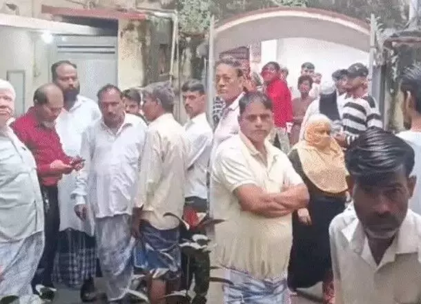 घर के भीतर उर्दू टीचर का मर्डर- कमरे के अंदर मिली लाश- दीवार पर खून..