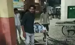 आमने सामने की टक्कर में बाइक सवार दो चालक गंभीर- एक का कटा.. आमने सामने की टक्कर में बाइक सवार दो चालक गंभीर- एक का कटा..