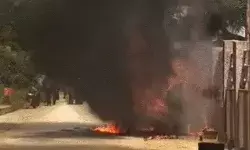 कैंपस में खड़ी थार अचानक बनी आग का गोला- 5 मिनट में जलकर हुई खाक कैंपस में खड़ी थार अचानक बनी आग का गोला- 5 मिनट में जलकर हुई खाक