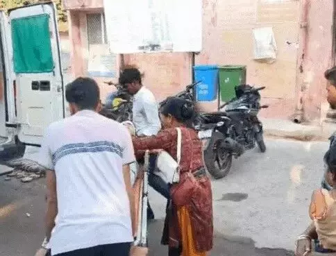 सड़क किनारे खड़े लोगों पर टूटा रफ्तार का कहर- ट्रक ने चार को कुचला