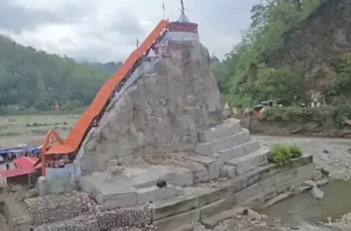 40 सीढ़ियां चढ़ मंदिर में पहुंचे हाथी ने किया तांडव- तोड़ी दुकानें