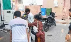 सड़क किनारे खड़े लोगों पर टूटा रफ्तार का कहर- ट्रक ने चार को कुचला सड़क किनारे खड़े लोगों पर टूटा रफ्तार का कहर- ट्रक ने चार को कुचला