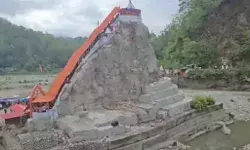 40 सीढ़ियां चढ़ मंदिर में पहुंचे हाथी ने किया तांडव- तोड़ी दुकानें 40 सीढ़ियां चढ़ मंदिर में पहुंचे हाथी ने किया तांडव- तोड़ी दुकानें