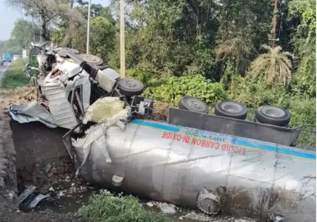 बेकाबू हुआ टैंकर पुलिया की रेलिंग तोड़ नदी में पलटा- ड्राइवर कंडक्टर..