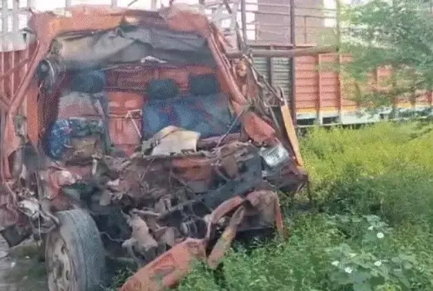 हाईवे पर खड़े कंटेनर में घुसा ट्रक- कई अन्य गाड़ियां भी टकराई- 4 मरे