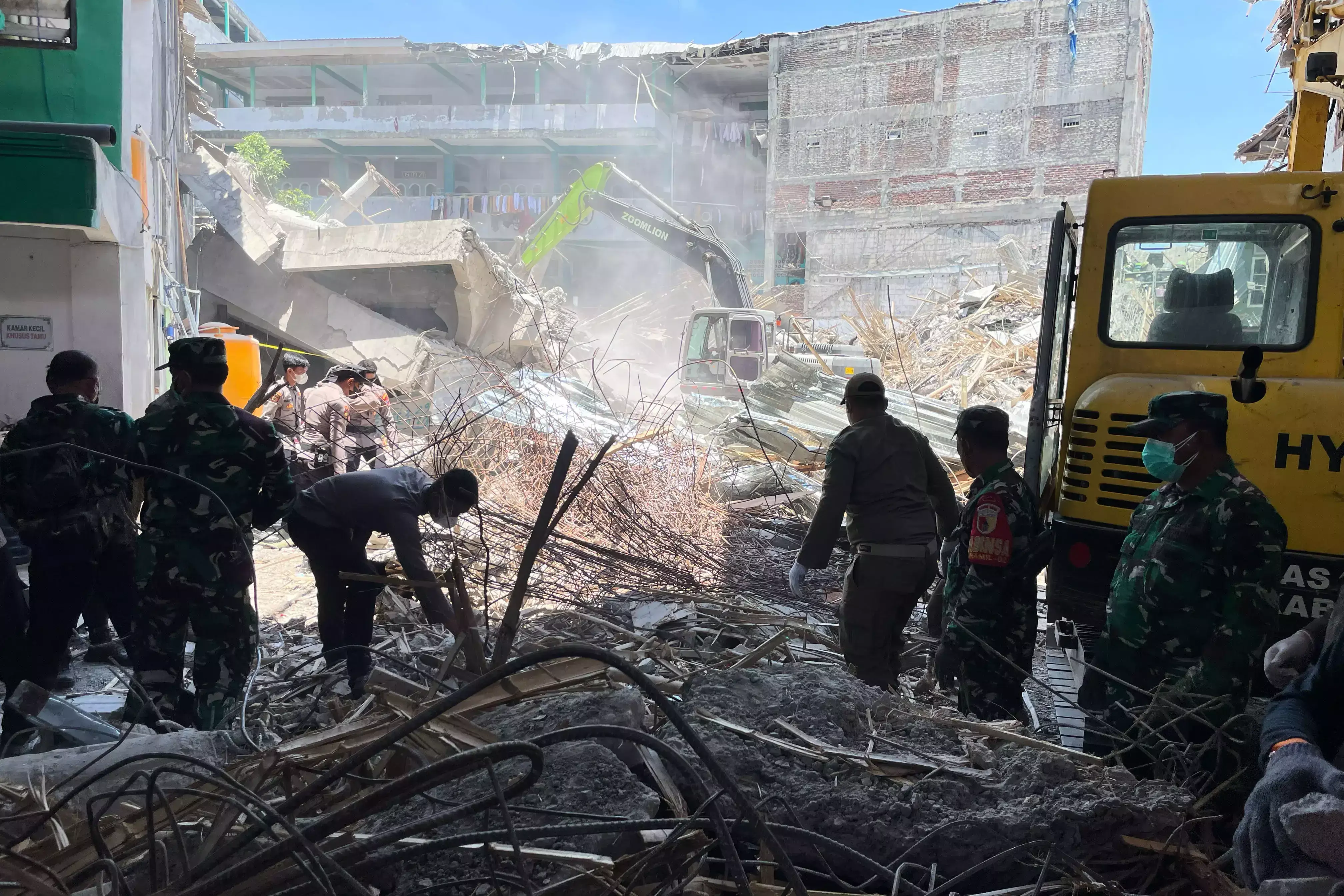 स्कूल की इमारत गिरने से दर्जनों से ज्यादा लोगों की हुई मौत स्कूल की इमारत गिरने से दर्जनों से ज्यादा लोगों की हुई मौत