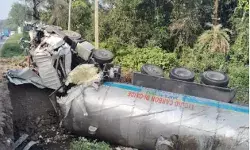 बेकाबू हुआ टैंकर पुलिया की रेलिंग तोड़ नदी में पलटा- ड्राइवर कंडक्टर..