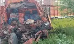 हाईवे पर खड़े कंटेनर में घुसा ट्रक- कई अन्य गाड़ियां भी टकराई- 4 मरे हाईवे पर खड़े कंटेनर में घुसा ट्रक- कई अन्य गाड़ियां भी टकराई- 4 मरे