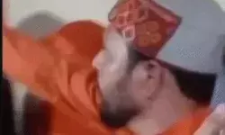 मोबाइल से खुला धर्मांतरण का राज-ब्यूटी पार्लर की आड़ में प्रार्थना सभा मोबाइल से खुला धर्मांतरण का राज-ब्यूटी पार्लर की आड़ में प्रार्थना सभा