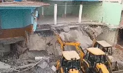 बुलडोजर एक्शन जारी- तौकीर के करीबी का 5 करोड़ का मैरिज हॉल जमींदोज बुलडोजर एक्शन जारी- तौकीर के करीबी का 5 करोड़ का मैरिज हॉल जमींदोज