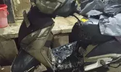 घर के बाहर खड़ी नई स्कूटी में लगी आग- 10 मिनट में जलकर खाक घर के बाहर खड़ी नई स्कूटी में लगी आग- 10 मिनट में जलकर खाक