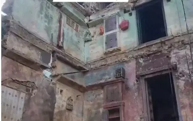 80 साल पुरानी 3 मंजिला इमारत गिरी- मौके पर चीख पुकार- चली गई..