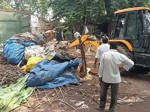 KGMU में अब फिर चले बुलडोजर- कई साल से झुग्गियां बनाकर..
