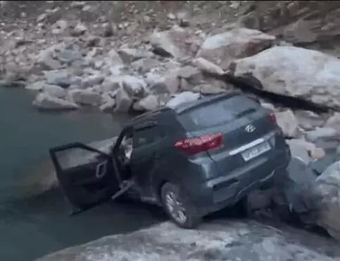 केदारनाथ से लौट रहे यात्रियों की कर नदी में गिरी- एक की मौत कई घायल