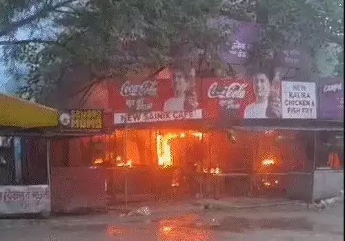 मीट मार्केट में फटे सिलेंडर- धमाकों से सहमे लोग- जली दुकानें एवं बाइक