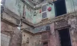80 साल पुरानी 3 मंजिला इमारत गिरी- मौके पर चीख पुकार- चली गई.. 80 साल पुरानी 3 मंजिला इमारत गिरी- मौके पर चीख पुकार- चली गई..
