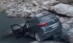 केदारनाथ से लौट रहे यात्रियों की कर नदी में गिरी- एक की मौत कई घायल