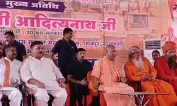 सीएम ने सफाई कर्मियों पर बरसाए फूल- सिलाई मशीन एवं लैपटॉप बांटे