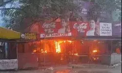 मीट मार्केट में फटे सिलेंडर- धमाकों से सहमे लोग- जली दुकानें एवं बाइक मीट मार्केट में फटे सिलेंडर- धमाकों से सहमे लोग- जली दुकानें एवं बाइक