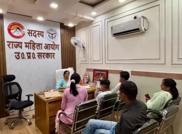 पति पत्नी विवाद- महिला आयोग सदस्य के समक्ष पति ने खोया आपा- किया गया..