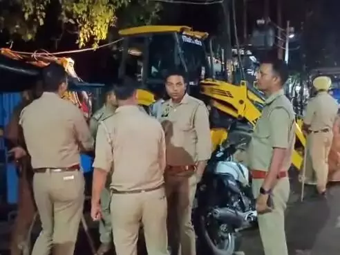 कब्रिस्तान में आरा मशीन- छापामार कार्यवाही कर किया सील