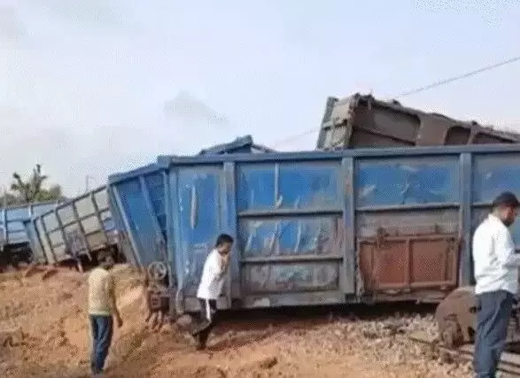 ट्रैक पर जा रही मालगाड़ी अचानक डिरेल- पटरियों से उतर बिखरे डिब्बे