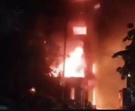 तीन मंजिला कंपनी में लगी आग लाखों का सामान जल बुनकर हुआ खाक