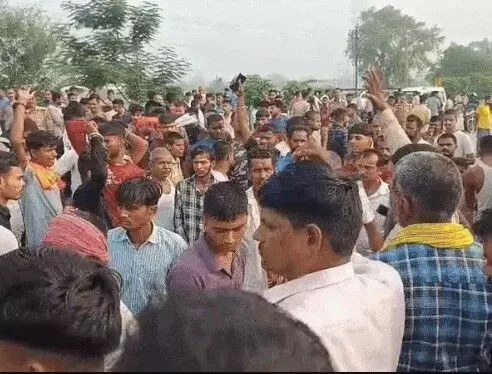 डंप करने युवक को रौंदा- पब्लिक ने किया चक्का जाम- पुलिस ने..