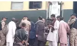 जाफर एक्सप्रेस ट्रेन पर फिर हमला- ब्लॉस्ट में ट्रैक से उतरे कई डिब्बे