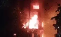 तीन मंजिला कंपनी में लगी आग लाखों का सामान जल बुनकर हुआ खाक