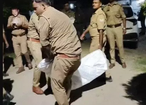 कपड़ों की गांठ बांधते समय हादसा-लिफ्ट में फंसी युवक की गर्दन-20 मिनट..