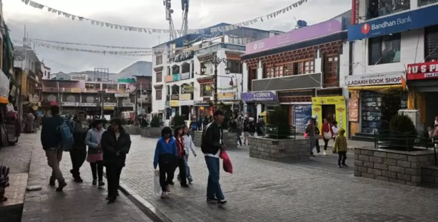 लेह में हालात सामान्य होने पर कर्फ्यू में ढील-बंद पड़े स्कूल कॉलेज खुले