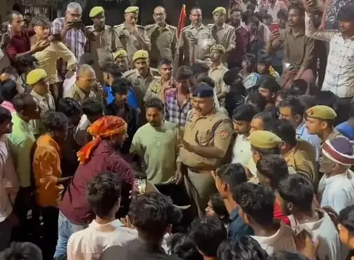 दुर्गा प्रतिमा विसर्जन जुलूस में झड़प- पुलिस ने भांज दी लाठियां