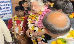 बॉलीवुड के बुरे आदमी पहुंचे बांके बिहारी की शरण में- कदंब पाइप की.. बॉलीवुड के बुरे आदमी पहुंचे बांके बिहारी की शरण में- कदंब पाइप की..