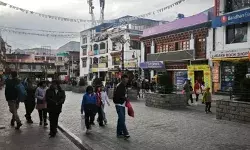 लेह में हालात सामान्य होने पर कर्फ्यू में ढील-बंद पड़े स्कूल कॉलेज खुले लेह में हालात सामान्य होने पर कर्फ्यू में ढील-बंद पड़े स्कूल कॉलेज खुले