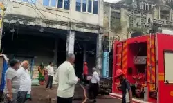 गोल्डी हाउस में लगी आग से आसपास के लोगों में फैली दहशत गोल्डी हाउस में लगी आग से आसपास के लोगों में फैली दहशत