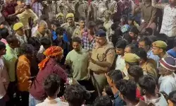 दुर्गा प्रतिमा विसर्जन जुलूस में झड़प- पुलिस ने भांज दी लाठियां दुर्गा प्रतिमा विसर्जन जुलूस में झड़प- पुलिस ने भांज दी लाठियां