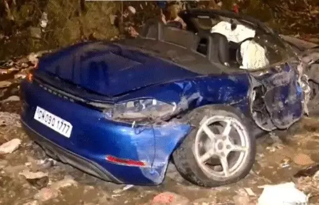 BMW से रेस-डिवाईडर से टकराई तेज रफ्तार पोर्श के उड़े परखच्चे BMW से रेस-डिवाईडर से टकराई तेज रफ्तार पोर्श के उड़े परखच्चे