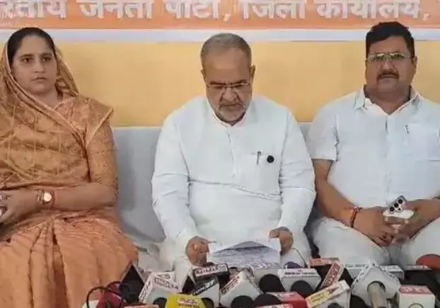 BJP अध्यक्ष ने अपनी कहीं- सवालों के जवाब की बारी आई तो... BJP अध्यक्ष ने अपनी कहीं- सवालों के जवाब की बारी आई तो...