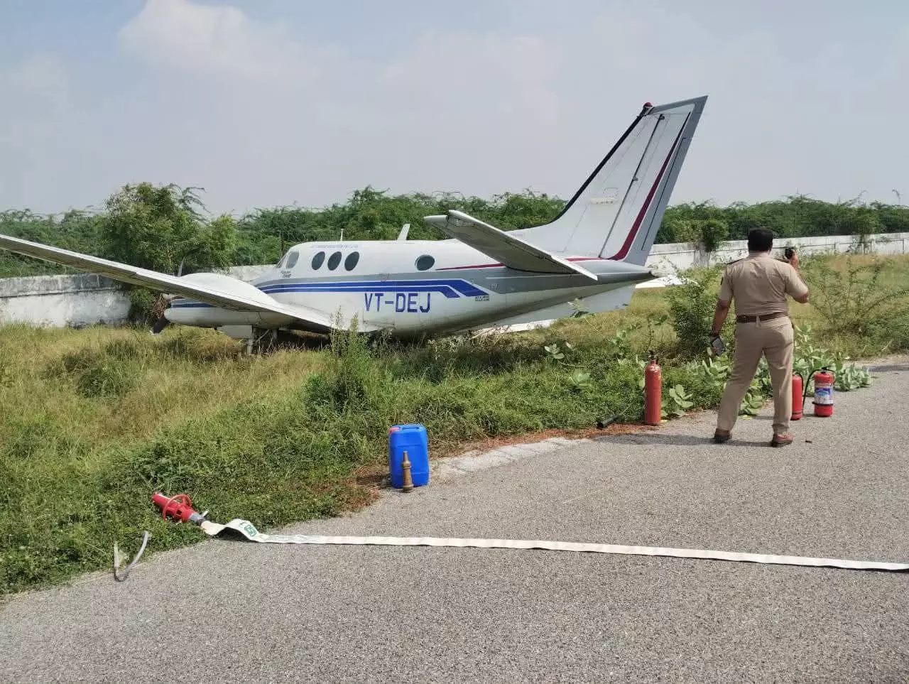 रनवे पर फैसला प्लेन झाड़ियों में घुसा- दो पायलट समेत छह लोग थे सवार रनवे पर फैसला प्लेन झाड़ियों में घुसा- दो पायलट समेत छह लोग थे सवार