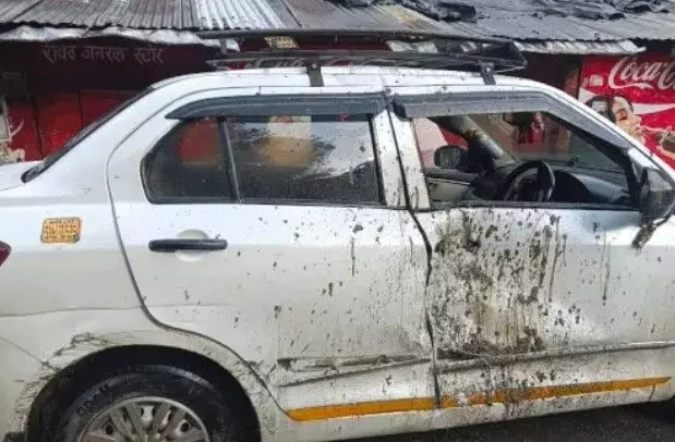 यमुनोत्री जा रही कार पर गिरा पहाड़- गाड़ी में तीन लोग थे सवार यमुनोत्री जा रही कार पर गिरा पहाड़- गाड़ी में तीन लोग थे सवार
