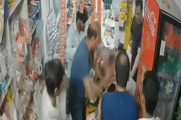कम दामों पर टमाटर नहीं देने पर डॉक्टर ने की सब्जी वाले की कुटाई कम दामों पर टमाटर नहीं देने पर डॉक्टर ने की सब्जी वाले की कुटाई