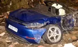 BMW से रेस-डिवाईडर से टकराई तेज रफ्तार पोर्श के उड़े परखच्चे