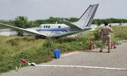 रनवे पर फैसला प्लेन झाड़ियों में घुसा- दो पायलट समेत छह लोग थे सवार